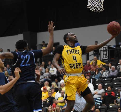 Raiders drop 4th straight Region XVI game after late run from Roadrunners