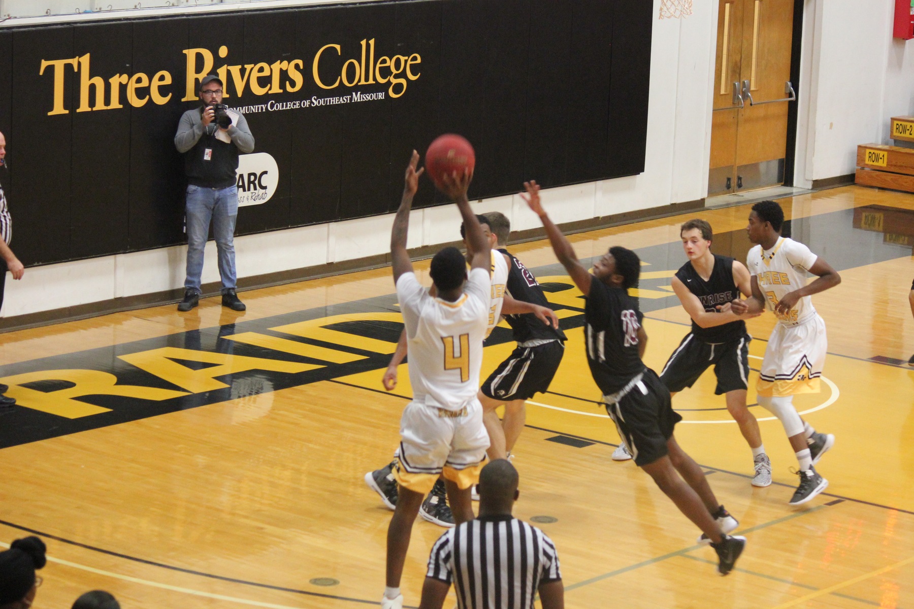 Raiders win big over STLCC with dominating second half